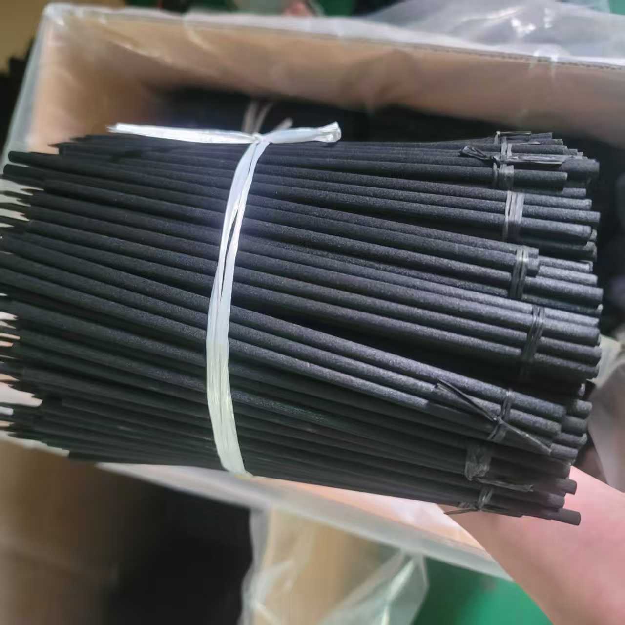 Las nuevas barras difusoras de fibra con evaporación de aire para perfumes y aceites esenciales están disponibles en varios tamaños y colores, con opciones personalizables para ahorrar en costos de empaque.