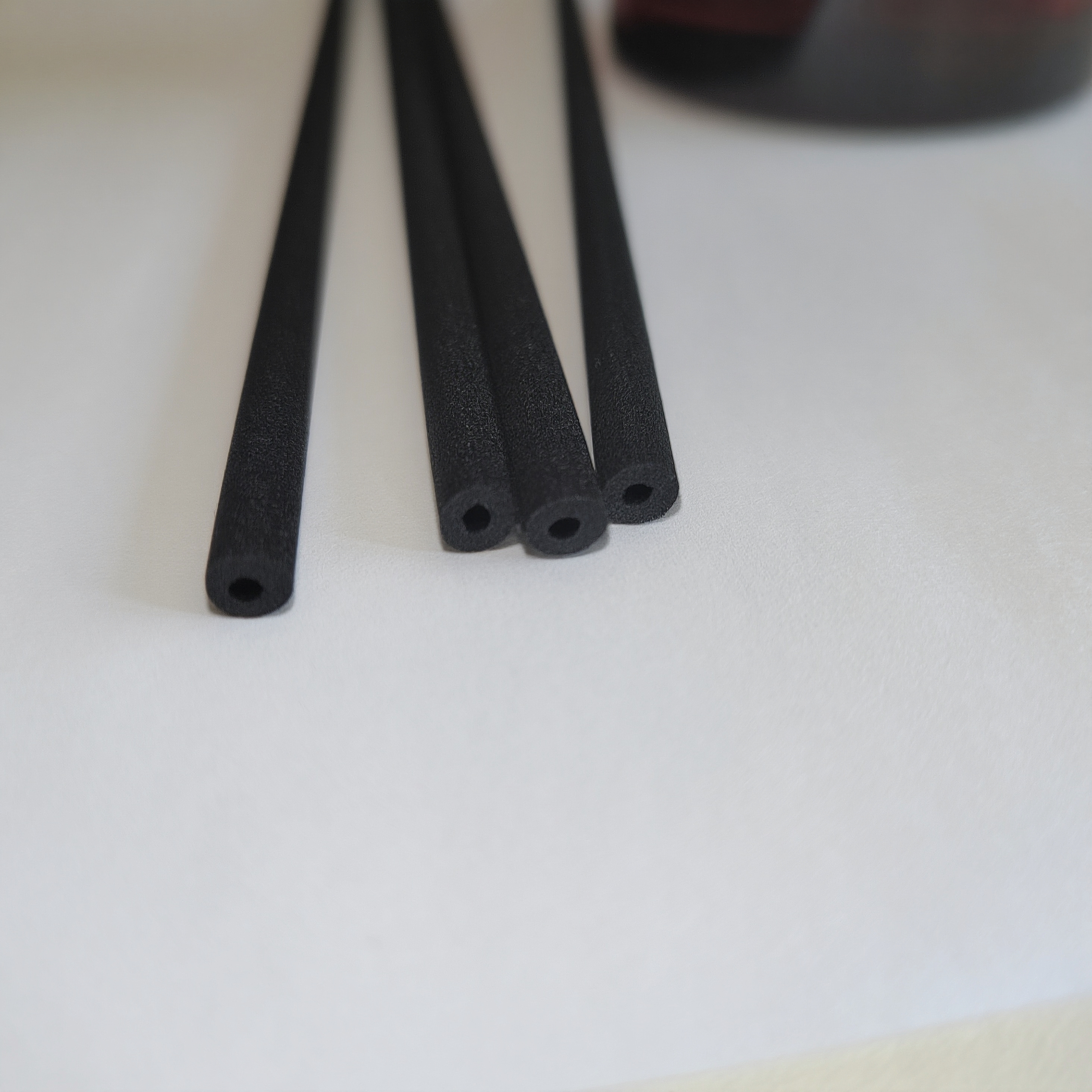 Las nuevas barras difusoras de fibra con evaporación de aire para perfumes y aceites esenciales están disponibles en varios tamaños y colores, con opciones personalizables para ahorrar en costos de empaque.