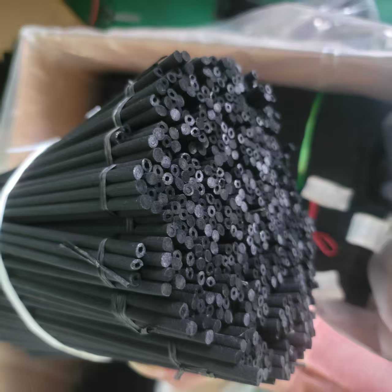 Las nuevas barras difusoras de fibra con evaporación de aire para perfumes y aceites esenciales están disponibles en varios tamaños y colores, con opciones personalizables para ahorrar en costos de empaque.